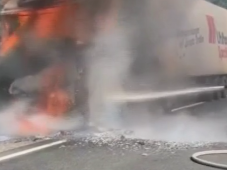 На Хмельниччині загорілася вантажівка, яка перевозила понад десять тонн алкоголю