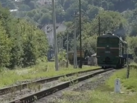 В Черновцах молодой человек бросился под поезд