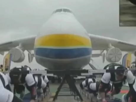 8 українських стронгменів зрушили з місця найбільший у світі транспортний літак Мрію