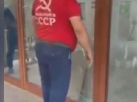 В Баку ради прививки против коронавируса человек выбил дверь поликлиники и побил медиков