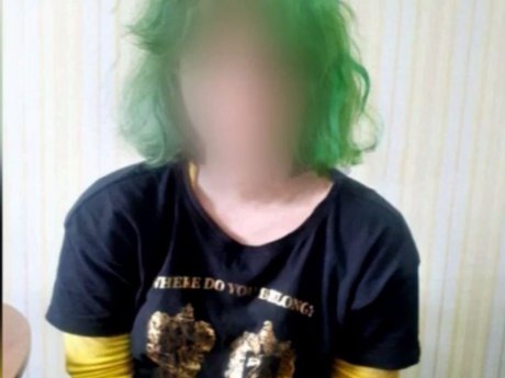 19-летняя девушка с зелеными волосами, сигаретой в зубах ворвалась в полтавскую школу и выстрелил из арбалета в двух учителей