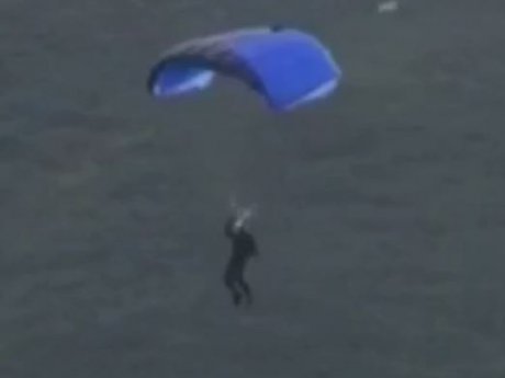 Чотири рази стрибати з парашутом із гелікоптера довелося акторові Тому Крузу під час зйомок сьомої частини фільму "Місія неможлива"