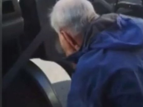 В Запорожье водитель маршрутки ударил 82-летнего дедушку дверью по голове