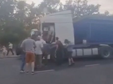 В Николаеве пассажиры маршрутки после ДТП избили водителя фуры