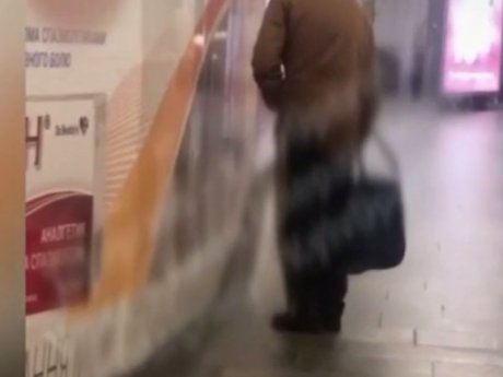 Пассажир столичного метро не сдержал зова природы и надзюрив среди перехода между станциями