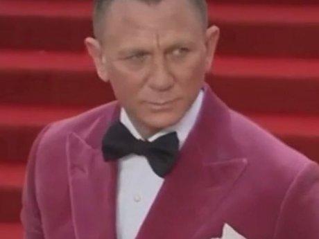 Агент-007 поразил ярко-малиновым пиджаком
