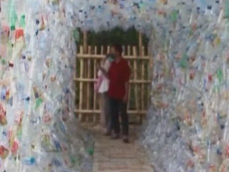 В Индонезии открыли музей, полностью созданный из пластиковых отходов