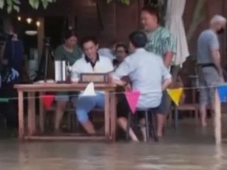 Наводнение затопило ресторан в Таиланде, и этим помогла ему удержаться на плаву