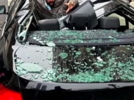В США мужчина выпал из окна девятого этажа и проломил крышу автомобиля, который фактически его спас