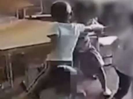 В Екатеринбурге воспитанник детского сада едва не задушил 4-летнего мальчика шнурком, который висел у того на шее
