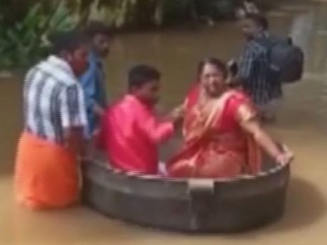 В миске на свадьбу пришлось плыть молодоженам в индийском штате Керала