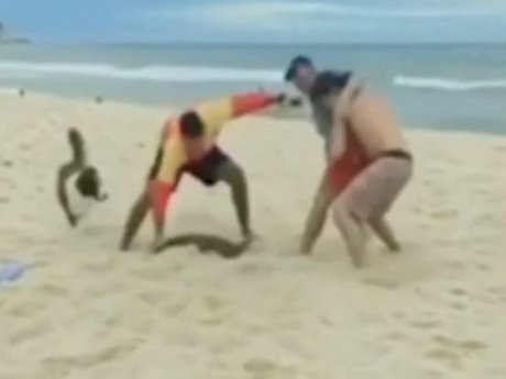 Крокодилом избил отдыхающего на пляже в Бразилии