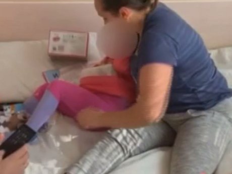 Львовские врачи спасли пальчики четырехлетней девочке, которая случайно засунула руку в электросечкарню