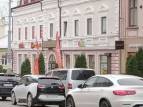 В Черновцах таксист вонзил отвертку в живот пассажиру и бросил его на дороге.