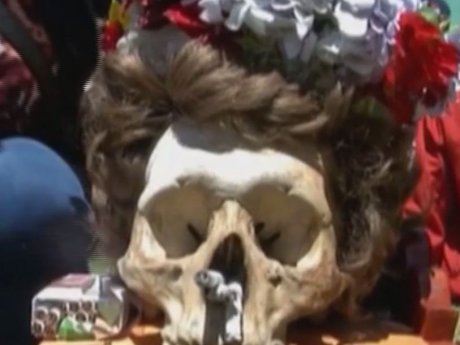 У Болівії відсвяткували День черепа - це свято, коли мешканці країни вшановують своїх померлих родичів
