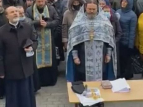Молитовне стояння під стінами Вінницької обласної адміністрації провели віруючі української православної церкви