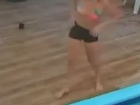 В Бразилии девочка чуть не утонула в бассейне из-за длинных волос
