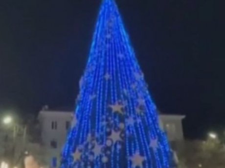 Новогодние елки зажгли во всех городах Украины