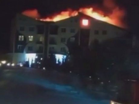 Масштабный пожар ночью вспыхнул в популярном загородном комплексе отдыха в Винницкой области