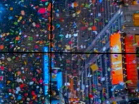 Фейерверки из разноцветных конфетти, которыми знаменуют грядущий Новый год запустили на Таймс-Сквер в Нью-Йорке