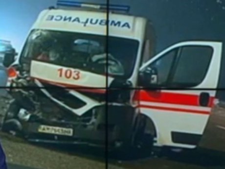 На Харківщині машина швидкої допомоги зіткнулася з легковиком, який виїхав на зустрічну смугу