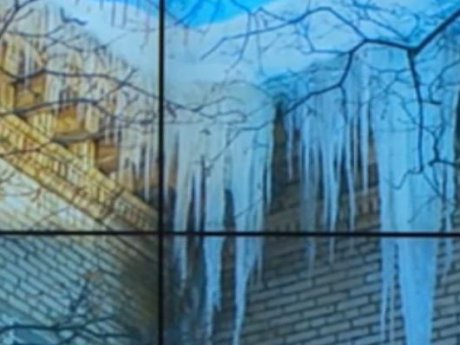 Львів'янин, якому рік тому снігова брила потрощила машину відсудив у комунального підприємства п'ятдесят сім тисяч гривень