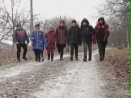 В Черновицкой области 7 школьников вынуждены преодолевать 14 километров, чтобы добраться до школы