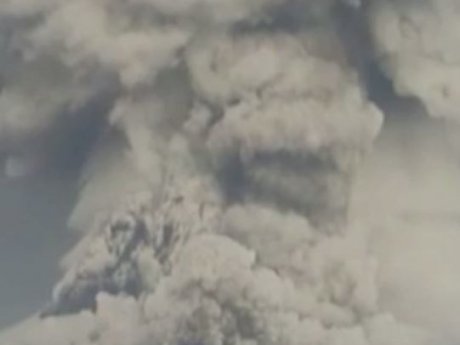 Взрыв подводного вулкана поднял на 20 километровую высоту ядовитую пару и газ и распространился на все 170 островов Тогна