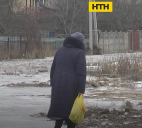 Целую улицу, вместе с ее жителями, заблокировала вода недалеко от Ровно