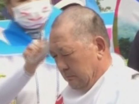 В Южной Корее сотни предпринимателей публично обрили головы в знак протеста против карантина