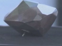 Рідкісний чорний діамант вагою понад п'ятсот п'ятдесят каратів піде з молотка у США