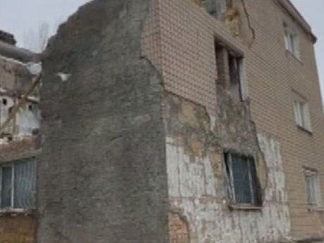 В Одесі стіна сумнозвісного будинку, де стався вибух газу торік у квітні, впала просто на робітників, які розбирали її