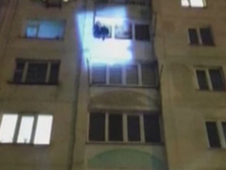 У Хмельницькому 32-річний чоловік вирішив вийти на вулицю …..через балкон