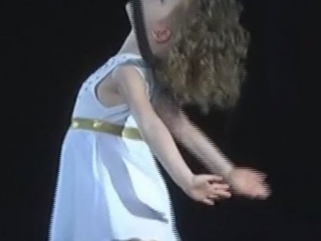 У Запоріжжі 4-річна дівчинка виконала один із найнебезпечніших трюків у повітряній гімнастиці