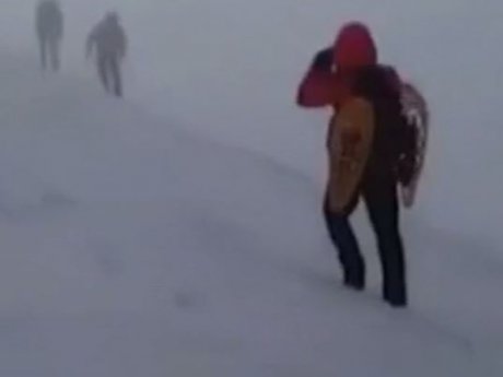 На Закарпатье спасли туриста, провалившегося в 7-метровое снежное ущелье