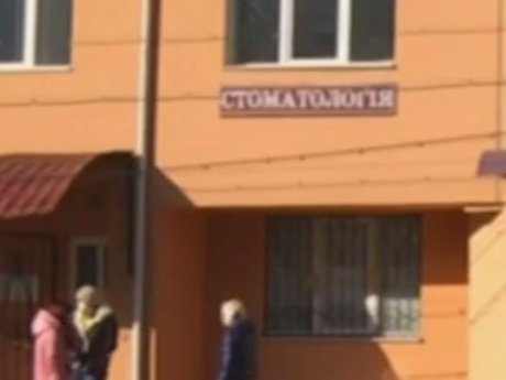 У курортному містечку Яремчому, на Прикарпатті, кілер розстріляв пацієнта просто у стоматологічному кріслі