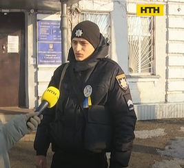 В Сумской области полицейские спешили спасти женщину от нападающего, а пришлось вытаскивать ее из огня